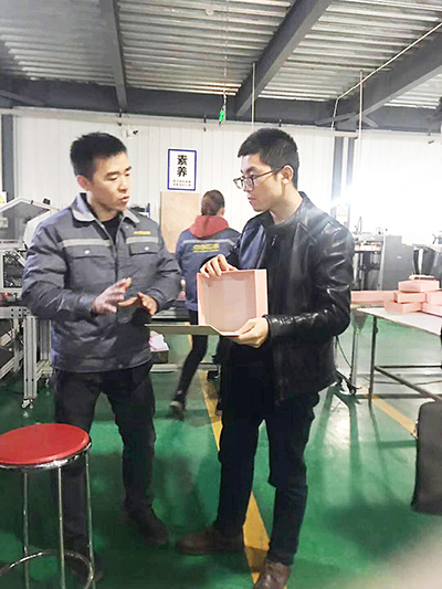 到點創包裝廠里參觀